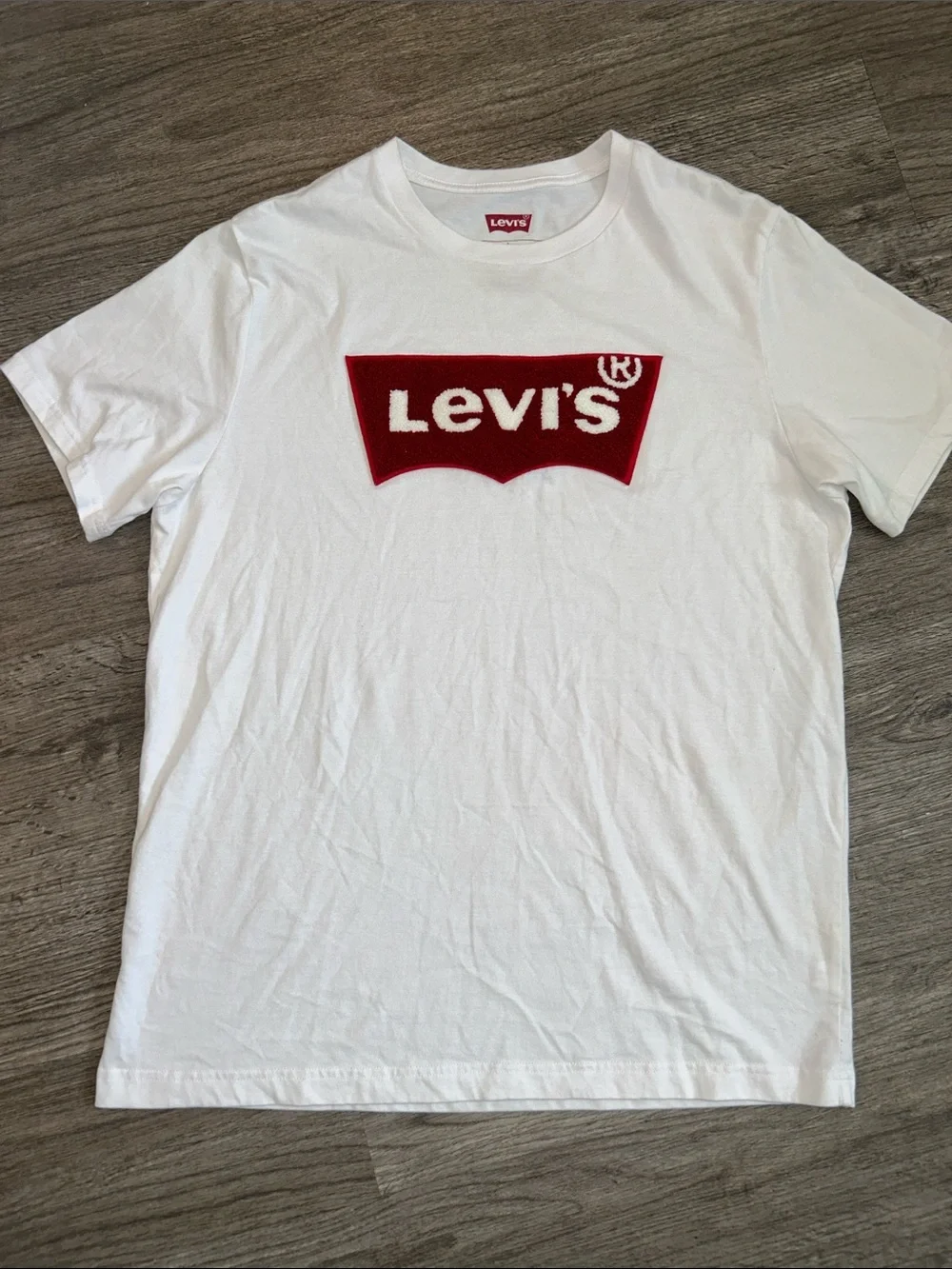 Levi’s White Fuzzy Batwing Logo Graphic Tee Shirt Size Large
